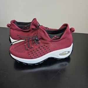 NWOT maroon Mishansha Women's walking shoes